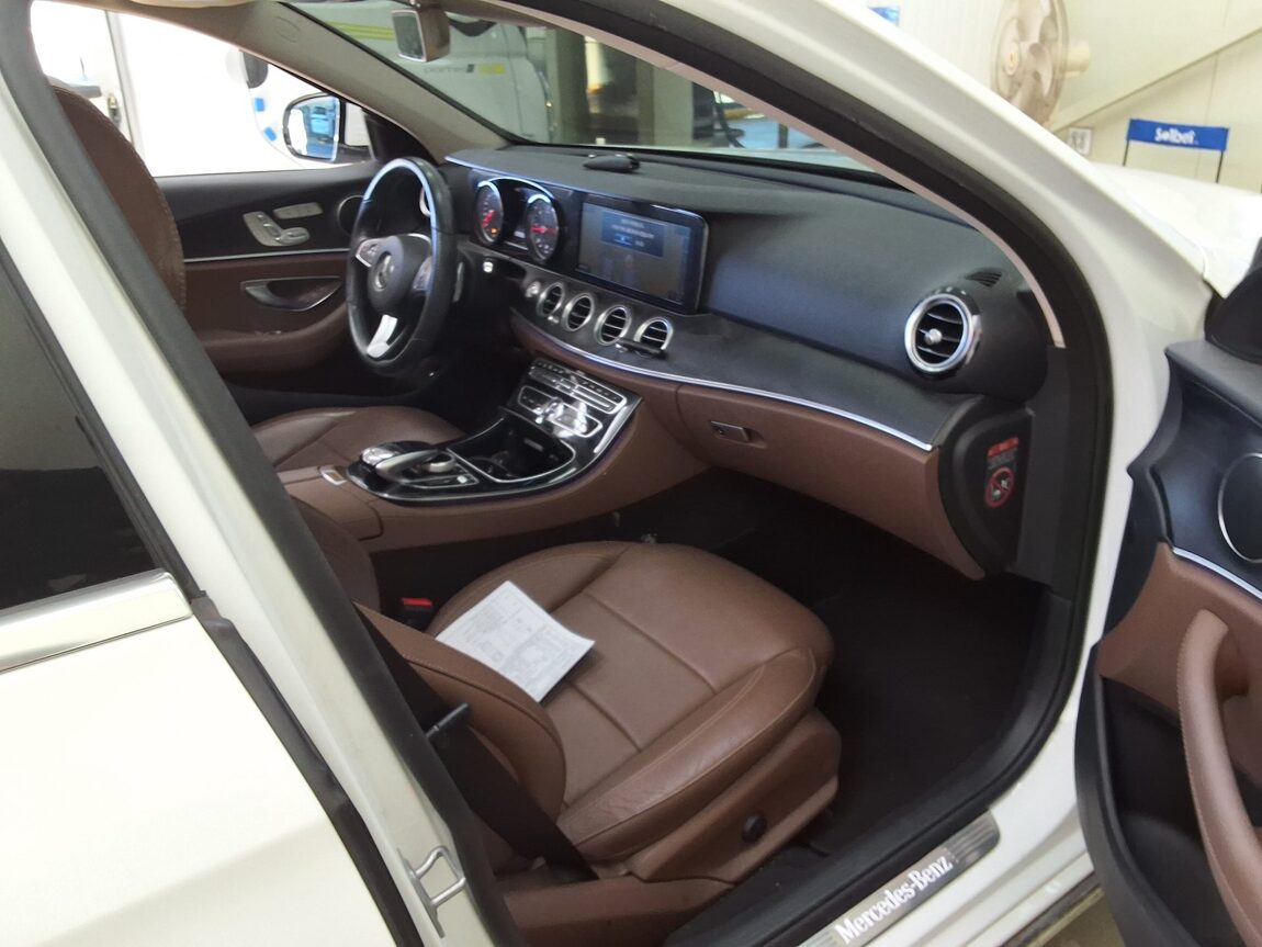 MERCEDES-BENZ E-CLASS (5TH GEN) E220d 4MATIC AVANTGARDE 2017 - zdjęcie 15
