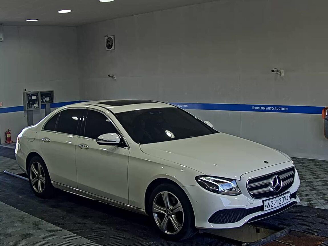 MERCEDES-BENZ E-CLASS (5TH GEN) E220d 4MATIC AVANTGARDE 2017 - zdjęcie 3