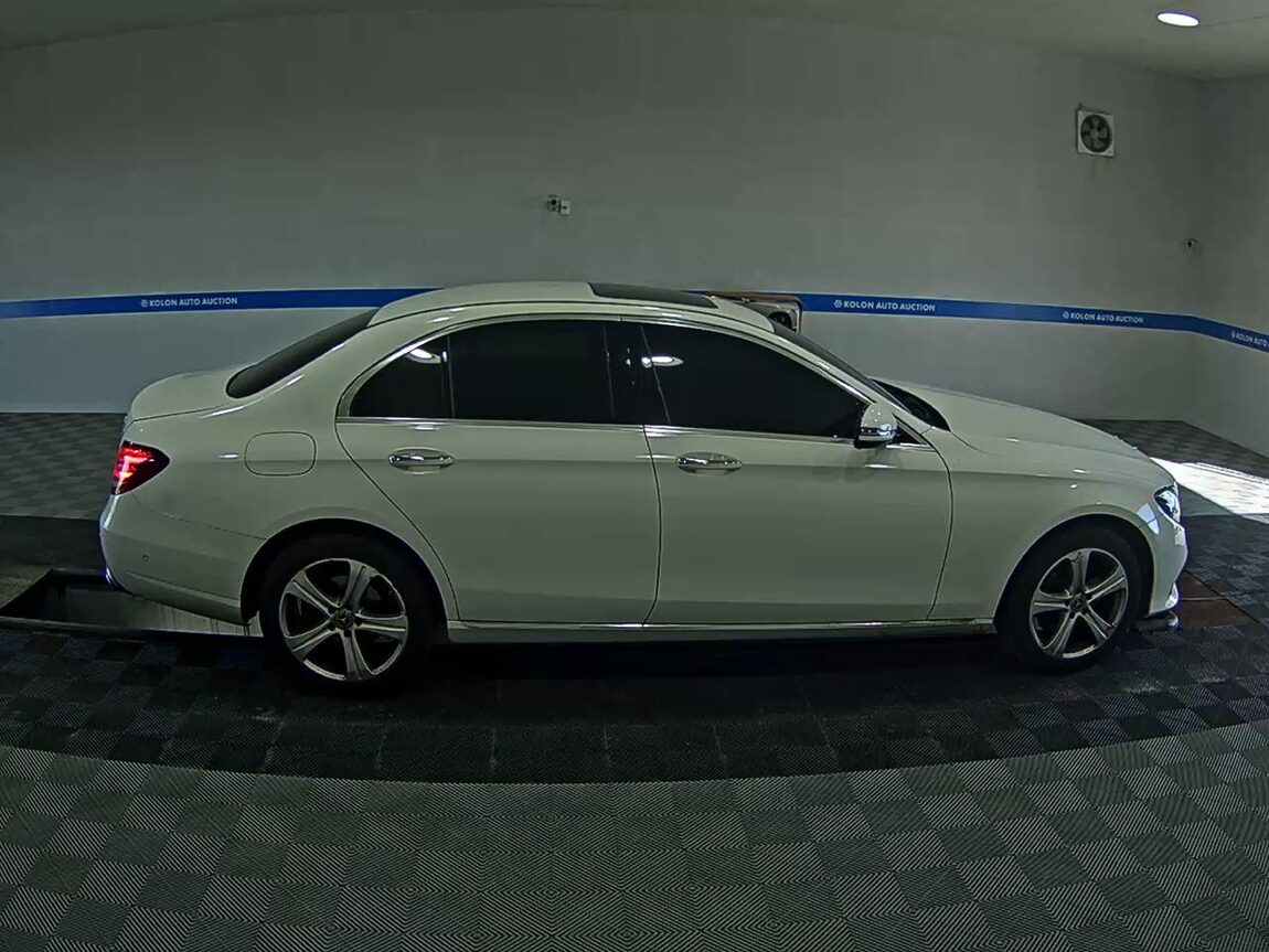 MERCEDES-BENZ E-CLASS (5TH GEN) E220d 4MATIC AVANTGARDE 2017 - zdjęcie 4