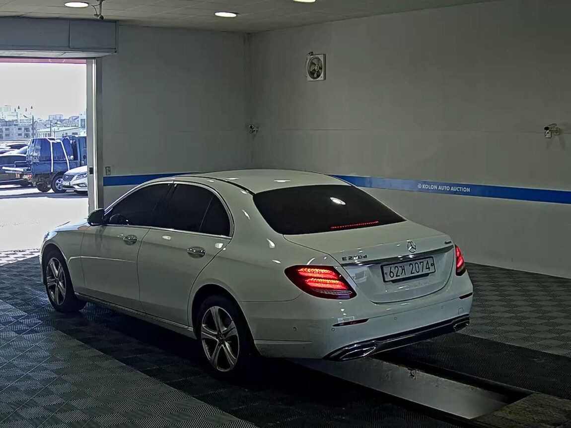 MERCEDES-BENZ E-CLASS (5TH GEN) E220d 4MATIC AVANTGARDE 2017 - zdjęcie 6