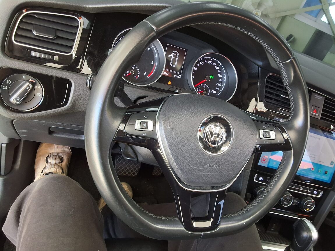 VOLKSWAGEN GOLF (7TH GEN) 2.0 TDI PREMIUM 2015 - zdjęcie 23