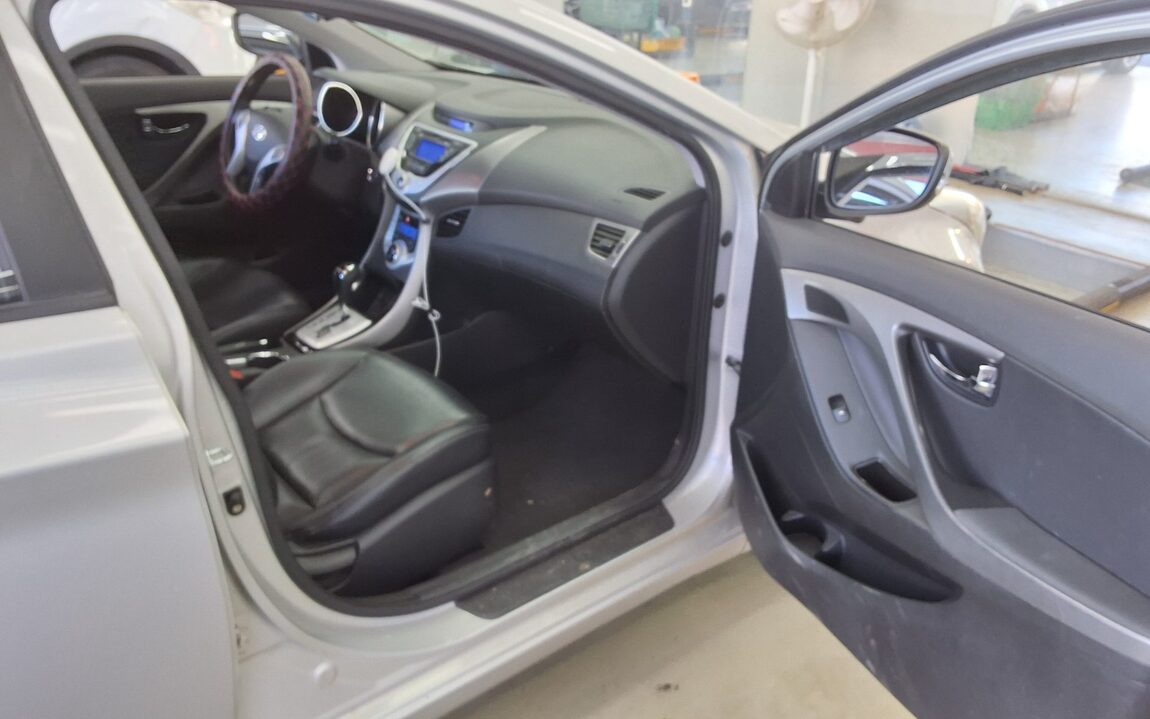 HYUNDAI AVANTE MD M16 GDi PREMIER 2011 - zdjęcie 14