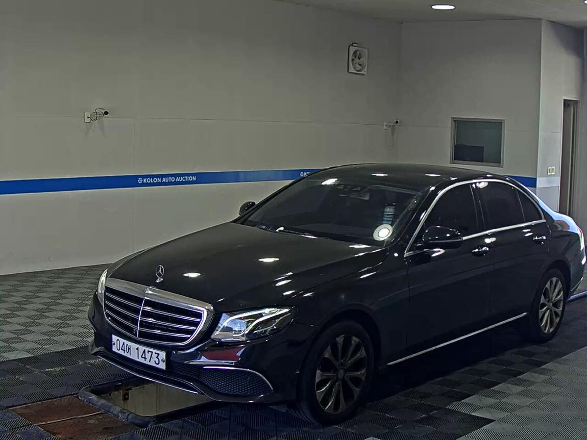 MERCEDES-BENZ E-CLASS (5TH GEN) E300 4MATIC EXCLUSIVE 2017 - zdjęcie 2