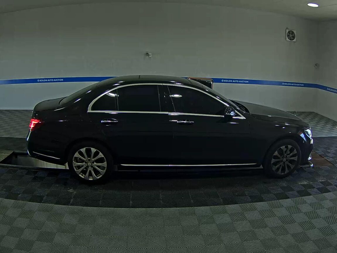 MERCEDES-BENZ E-CLASS (5TH GEN) E300 4MATIC EXCLUSIVE 2017 - zdjęcie 4