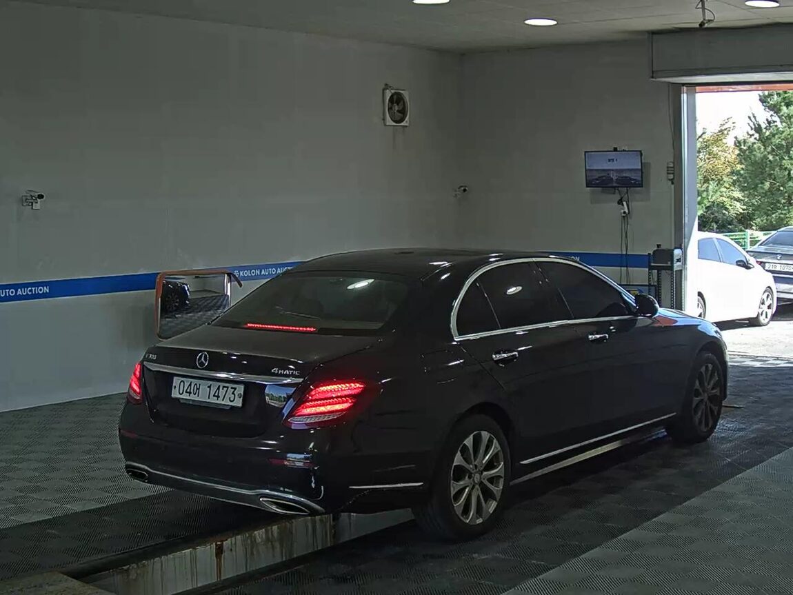 MERCEDES-BENZ E-CLASS (5TH GEN) E300 4MATIC EXCLUSIVE 2017 - zdjęcie 5