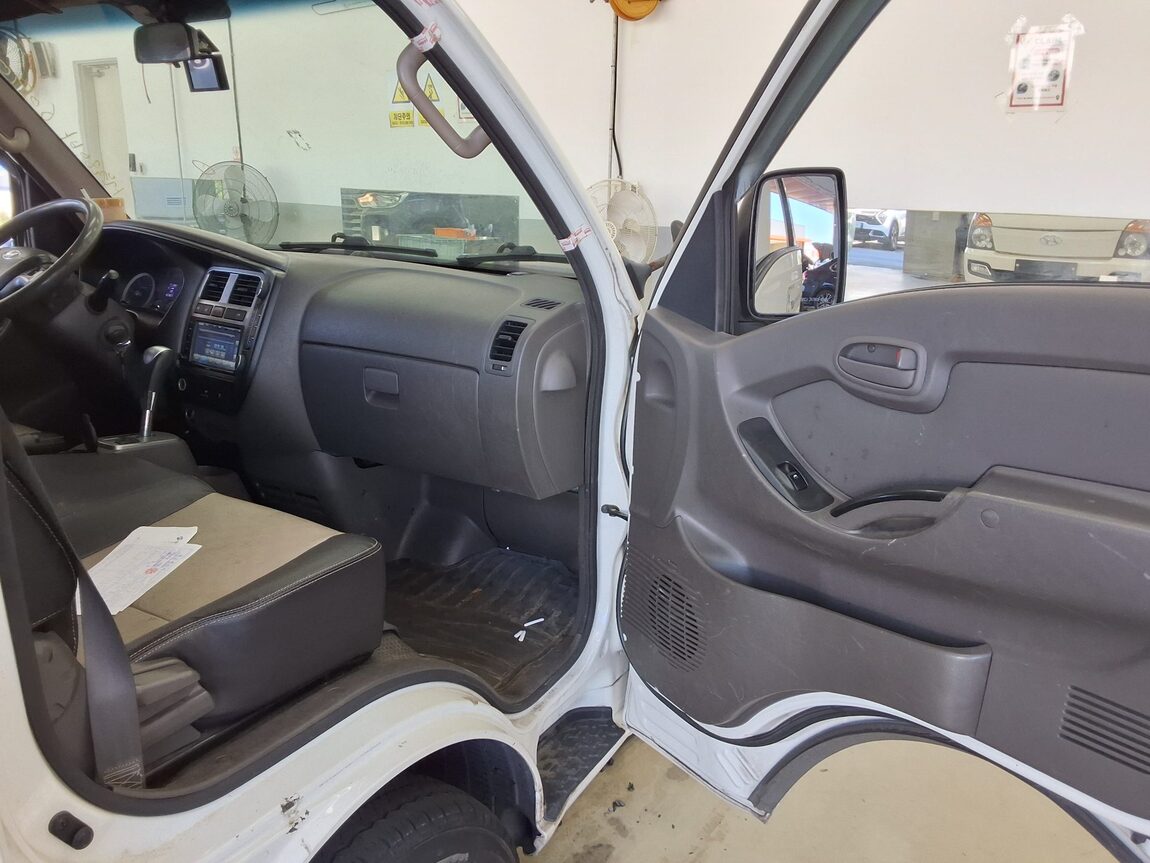 HYUNDAI PORTER II BUILT-IN BOX TRUCK SUPER CAB 2019 - zdjęcie 11