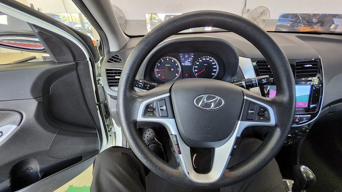 HYUNDAI NEW ACCENT 1.4 VVT PREMIER 2011 - zdjęcie 17