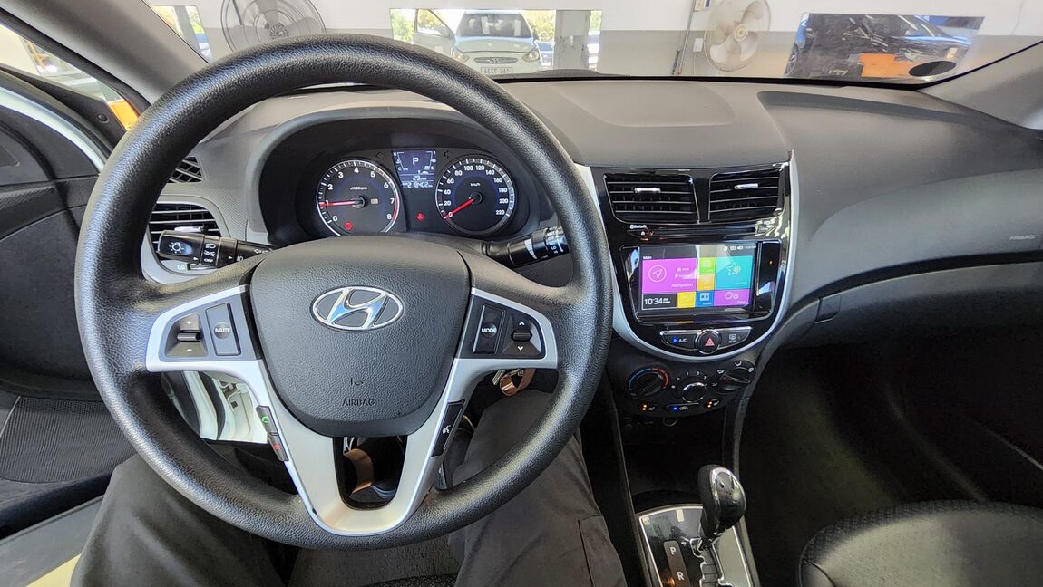 HYUNDAI NEW ACCENT 1.4 VVT PREMIER 2011 - zdjęcie 18