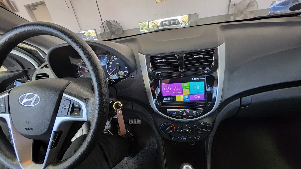 HYUNDAI NEW ACCENT 1.4 VVT PREMIER 2011 - zdjęcie 19