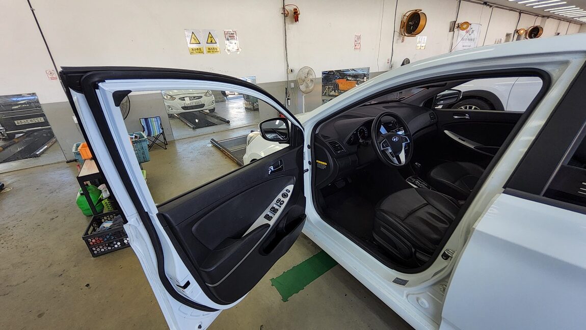 HYUNDAI NEW ACCENT 1.4 VVT PREMIER 2011 - zdjęcie 10