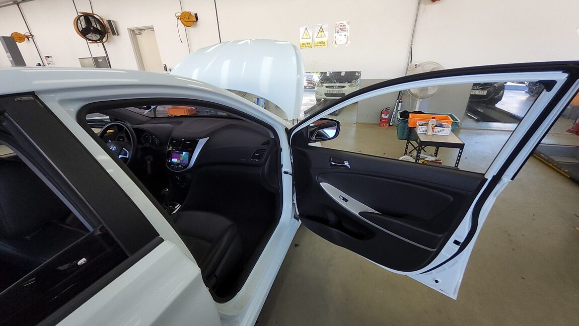 HYUNDAI NEW ACCENT 1.4 VVT PREMIER 2011 - zdjęcie 14