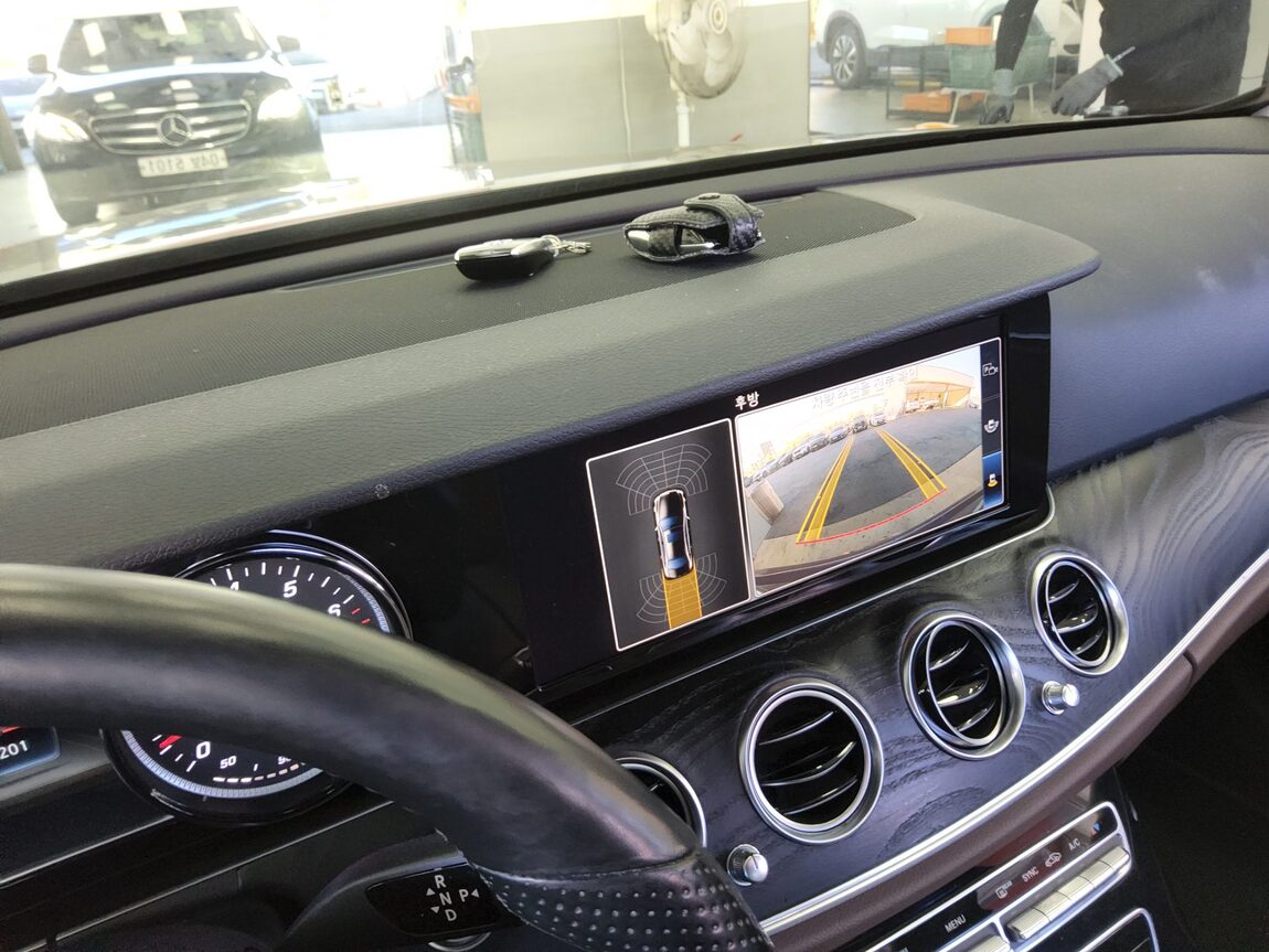 MERCEDES-BENZ E-CLASS (5TH GEN) E200 AVANTGARDE 2018 - zdjęcie 17