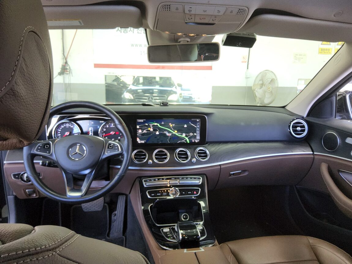 MERCEDES-BENZ E-CLASS (5TH GEN) E200 AVANTGARDE 2018 - zdjęcie 11