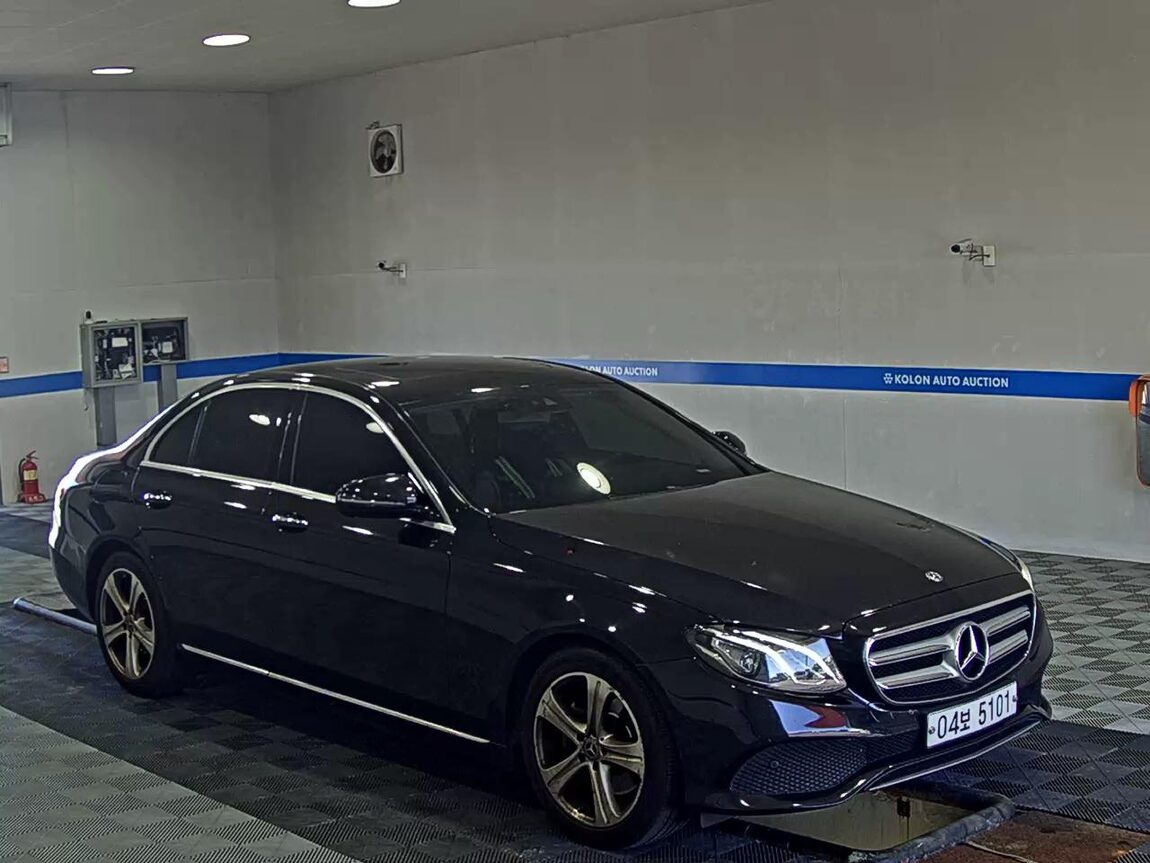 MERCEDES-BENZ E-CLASS (5TH GEN) E200 AVANTGARDE 2018 - zdjęcie 3