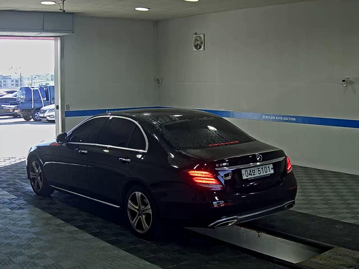 MERCEDES-BENZ E-CLASS (5TH GEN) E200 AVANTGARDE 2018 - zdjęcie 6