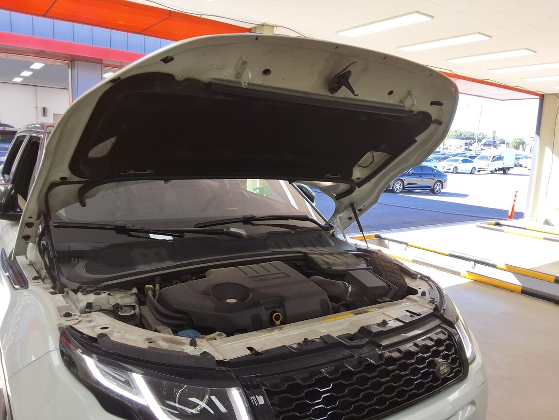 LAND ROVER RANGE ROVER EVOQUE 2.0 TD4 SE 2018 - zdjęcie 18