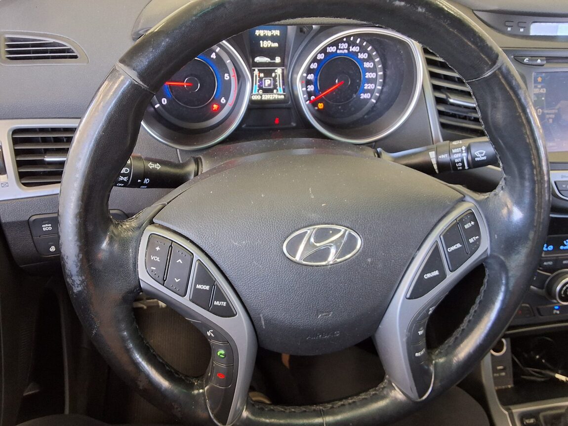 HYUNDAI THE NEW AVANTE MD 1.6 VGT TEN MILLION LIMITED 2016 - zdjęcie 17
