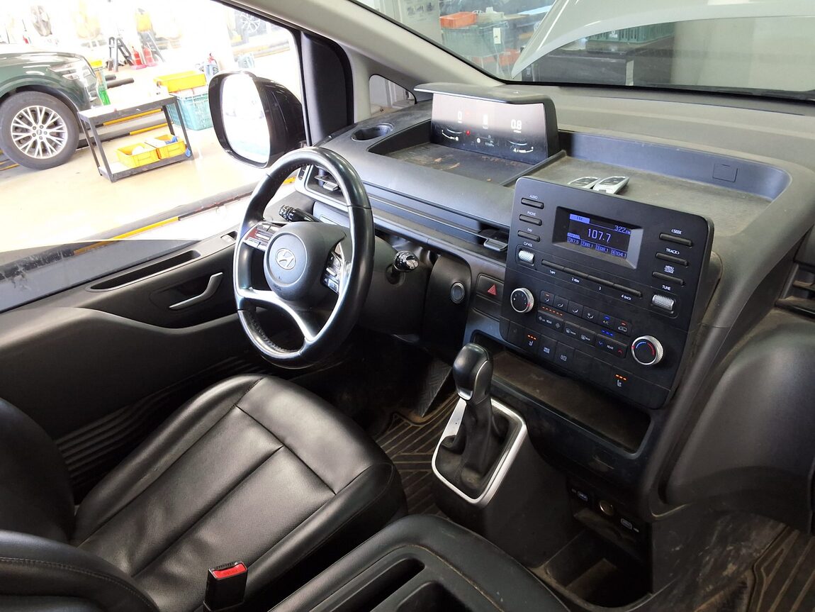 HYUNDAI STARIA 2.2 DIESEL TOURER 11-SEATER 2WD MODERN 2022 - zdjęcie 11