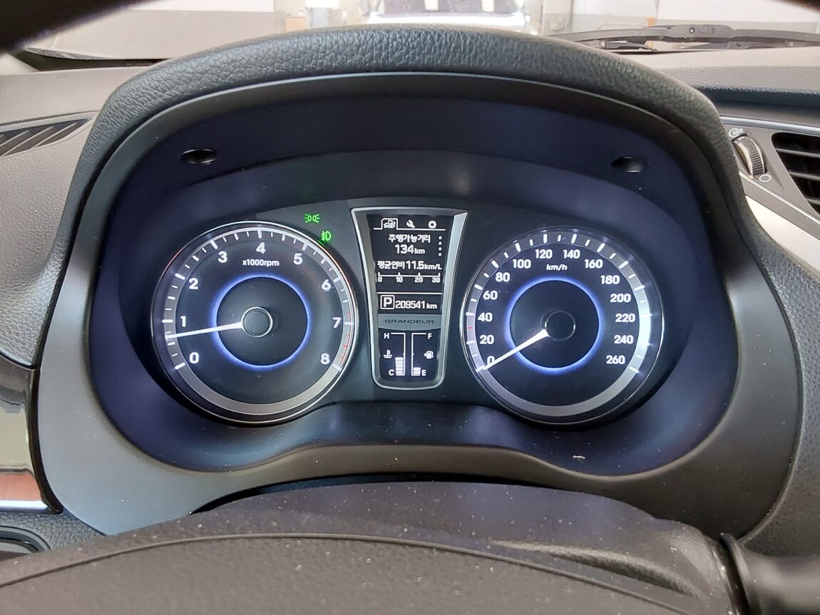 HYUNDAI GRANDEUR HG HG 240 MODERN 2016 - zdjęcie 9