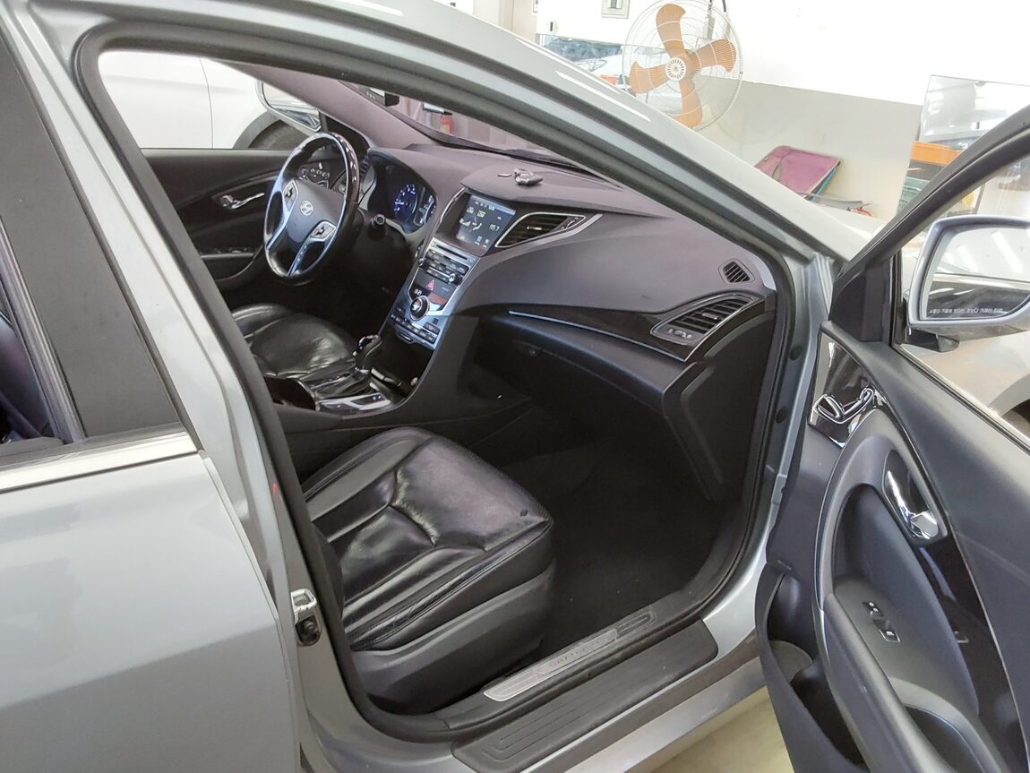 HYUNDAI GRANDEUR HG HG 240 MODERN 2016 - zdjęcie 14