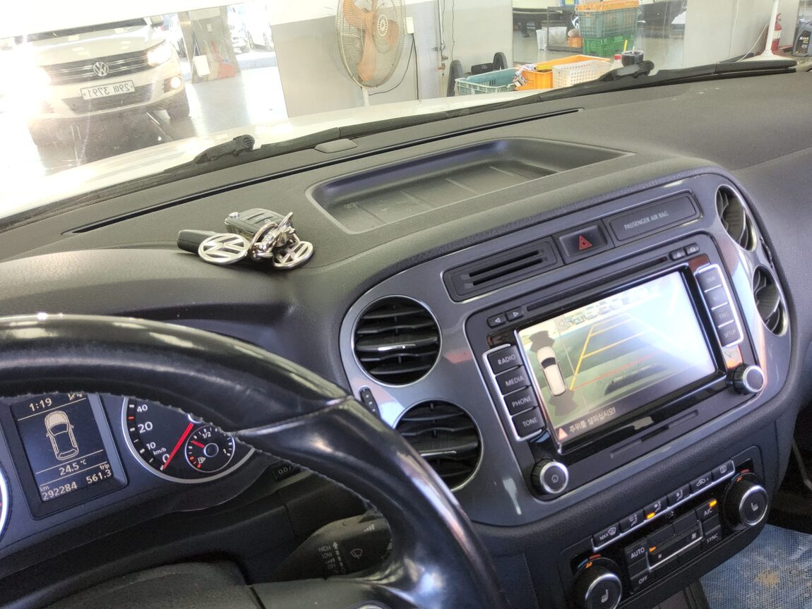VOLKSWAGEN TIGUAN 2.0 TDI BLUEMOTION PREMIUM 2013 - zdjęcie 17
