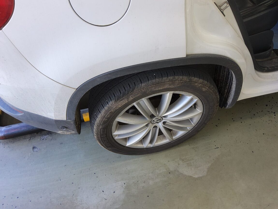 VOLKSWAGEN TIGUAN 2.0 TDI BLUEMOTION PREMIUM 2013 - zdjęcie 23