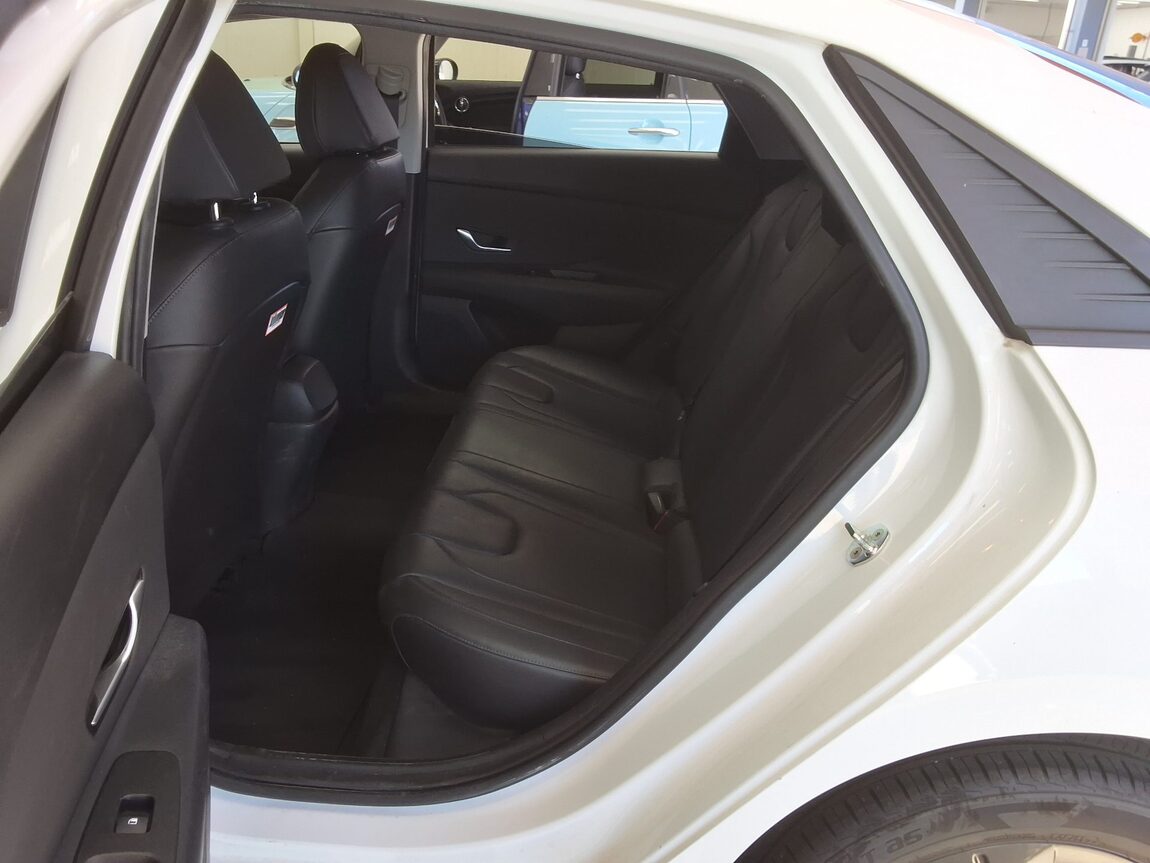 HYUNDAI AVANTE (CN7) 1.6 GASOLINE MODERN 2023 - zdjęcie 13