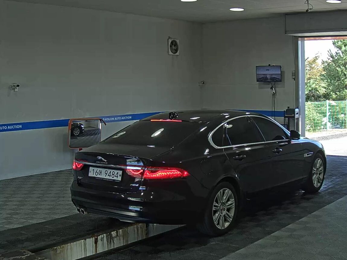 JAGUAR XF (2ND GEN) 2.0 20d PORTFOLIO 2018 - zdjęcie 5