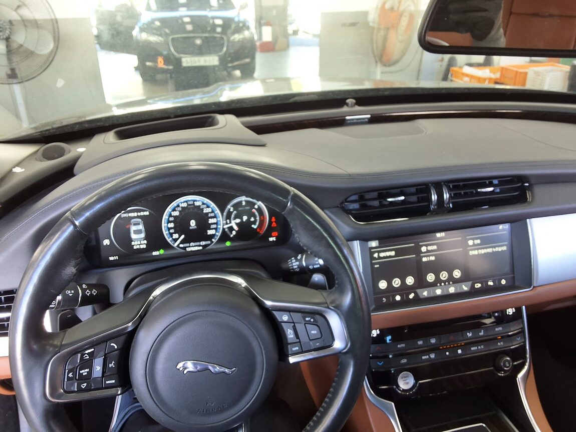 JAGUAR XF (2ND GEN) 2.0 20d PORTFOLIO 2018 - zdjęcie 21