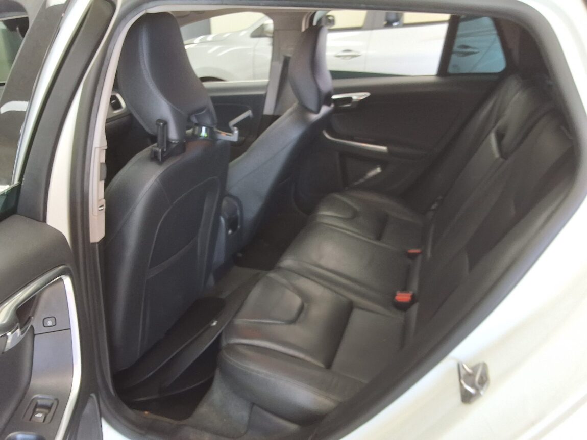 VOLVO V60 D2 2015 - zdjęcie 13