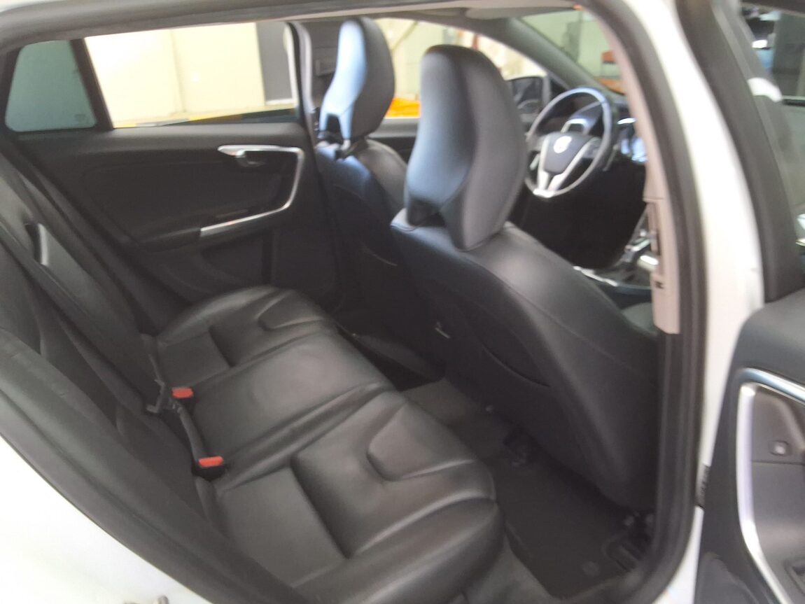 VOLVO V60 D2 2015 - zdjęcie 14