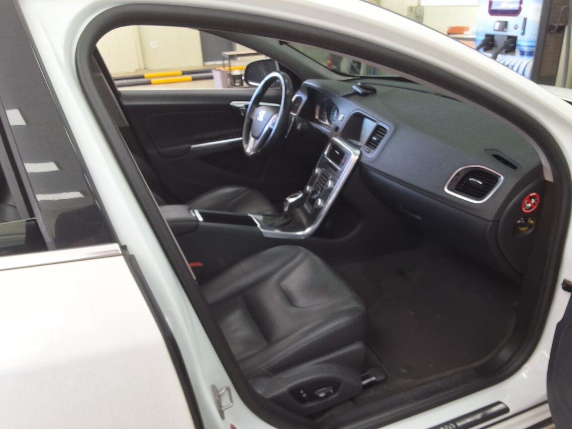 VOLVO V60 D2 2015 - zdjęcie 15