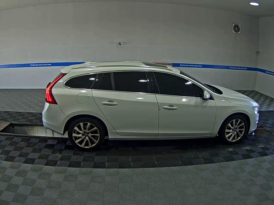 VOLVO V60 D2 2015 - zdjęcie 4