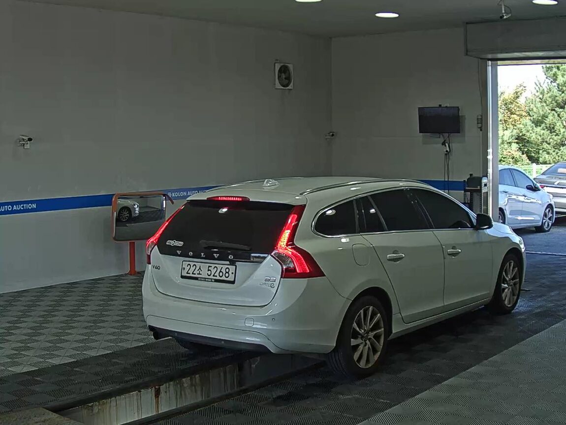 VOLVO V60 D2 2015 - zdjęcie 5
