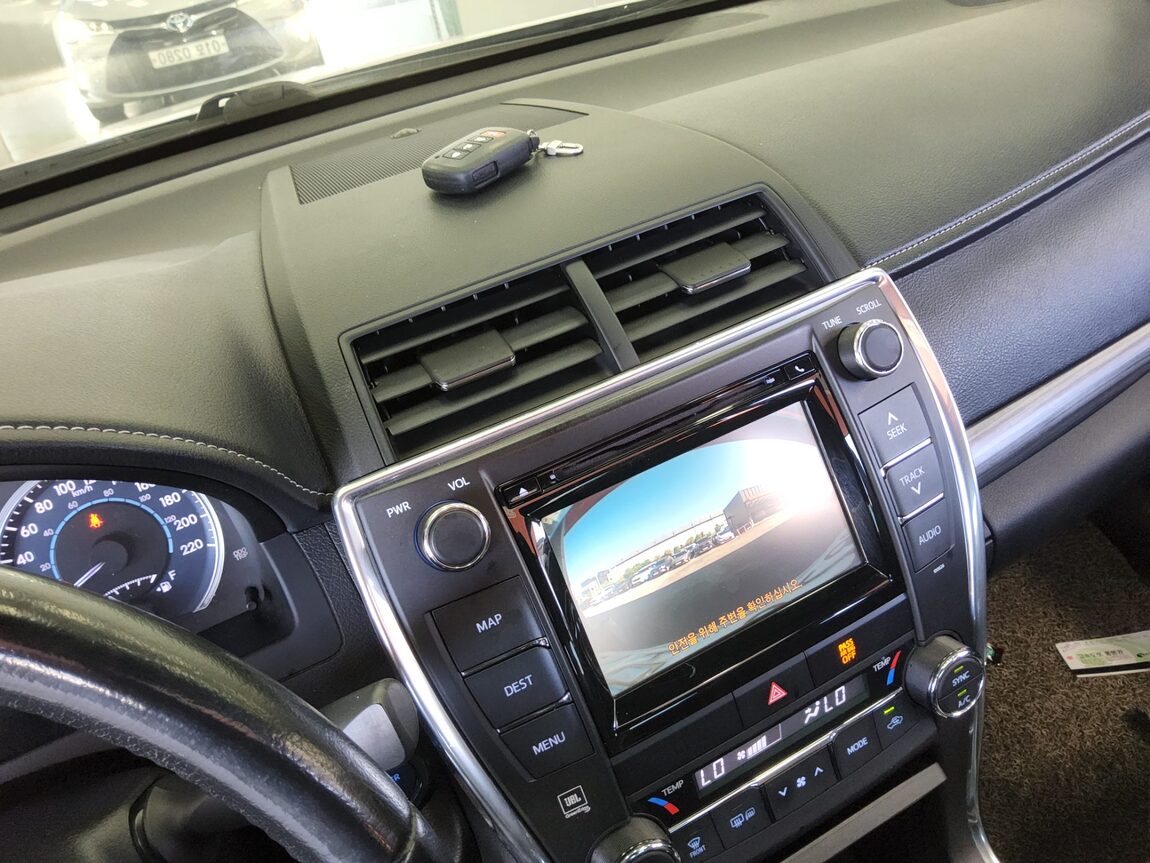 TOYOTA CAMRY (9TH GEN) 2.5 HYBRID XLE 2016 - zdjęcie 17