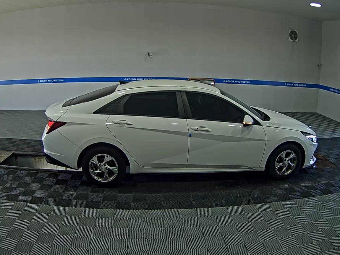 HYUNDAI AVANTE (CN7) 1.6 GASOLINE MODERN 2021 - zdjęcie 4