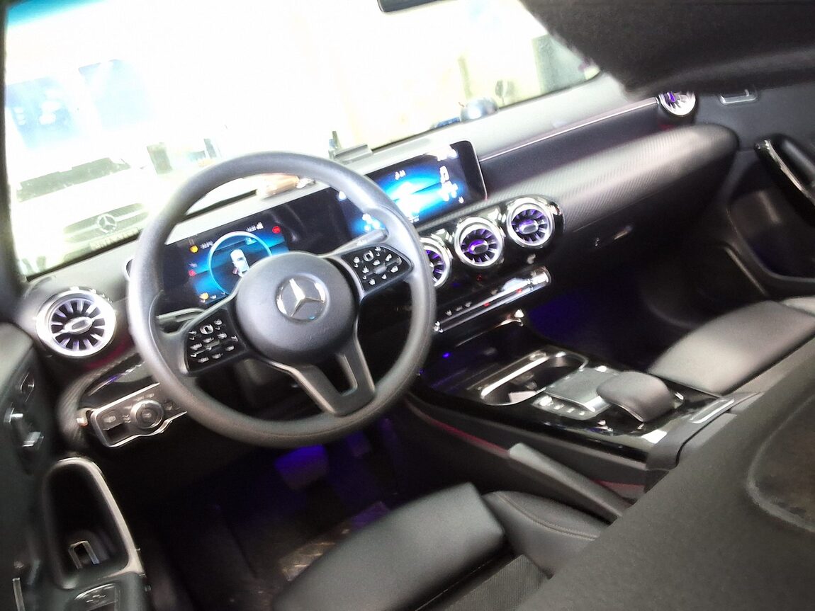 MERCEDES-BENZ A-CLASS (4TH GEN) A220 SEDAN 2020 - zdjęcie 12