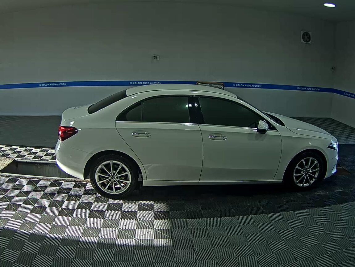 MERCEDES-BENZ A-CLASS (4TH GEN) A220 SEDAN 2020 - zdjęcie 4
