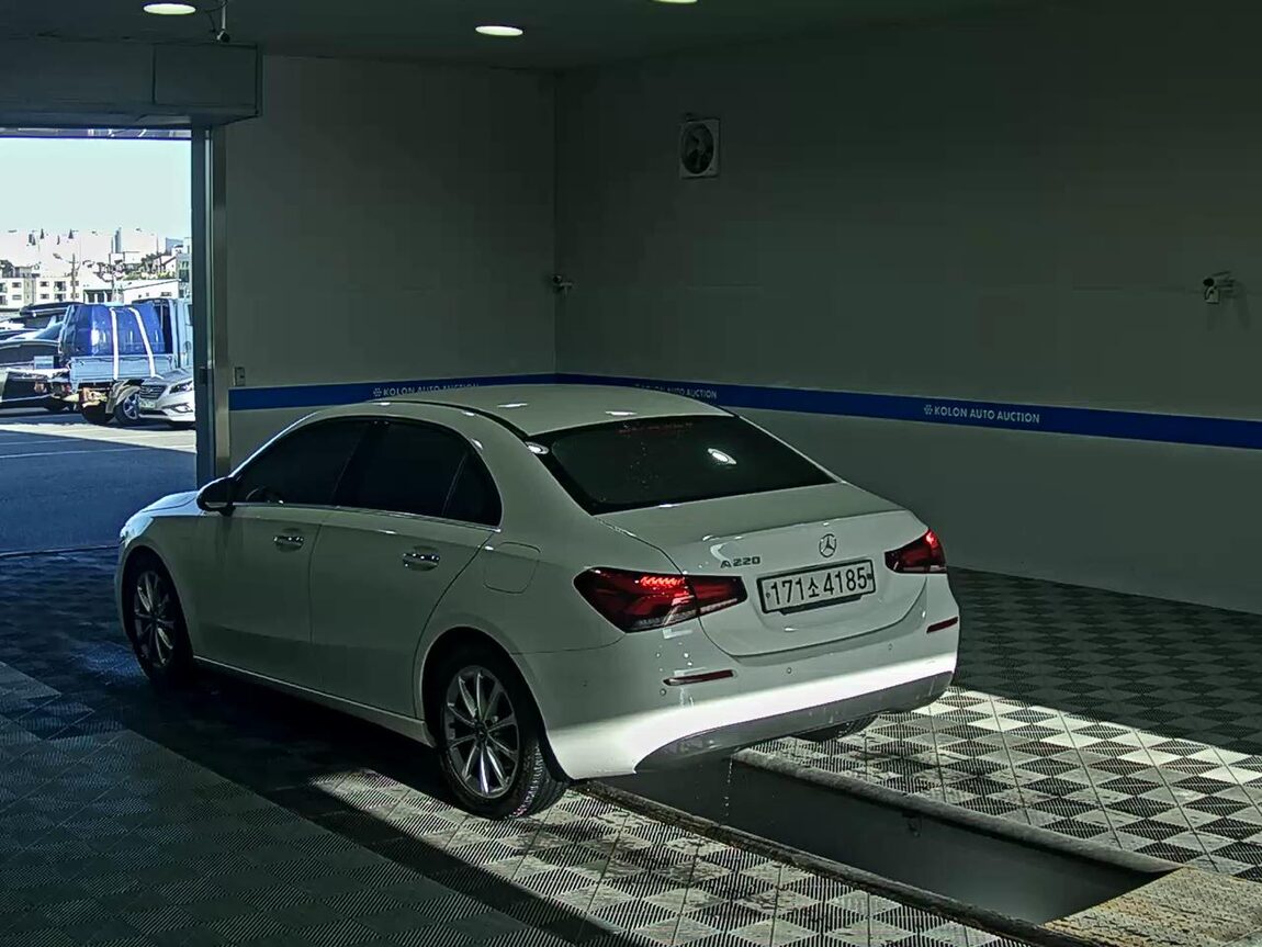 MERCEDES-BENZ A-CLASS (4TH GEN) A220 SEDAN 2020 - zdjęcie 6