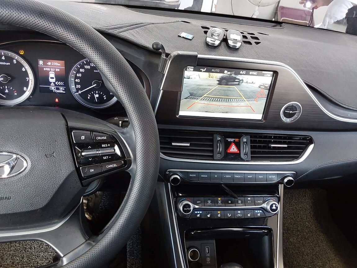 HYUNDAI GRANDEUR IG 2.4 GDi PREMIUM 2018 - zdjęcie 17