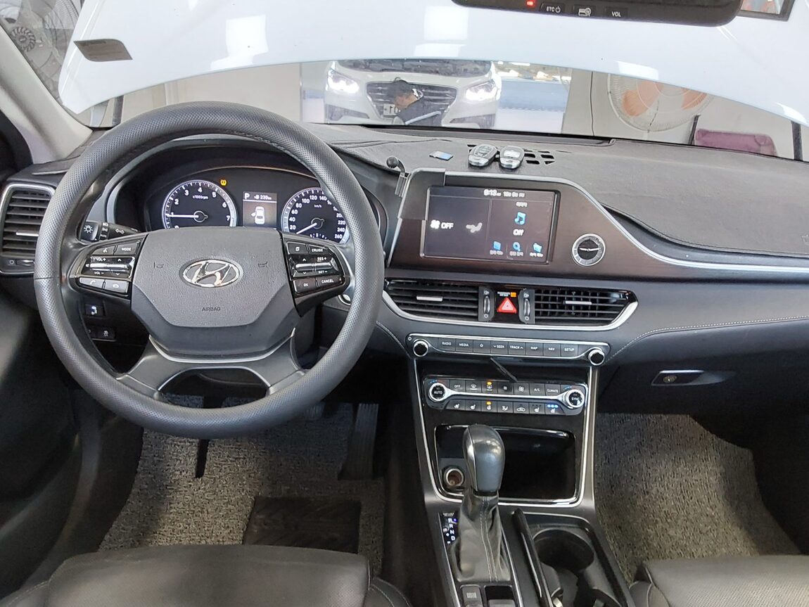 HYUNDAI GRANDEUR IG 2.4 GDi PREMIUM 2018 - zdjęcie 11