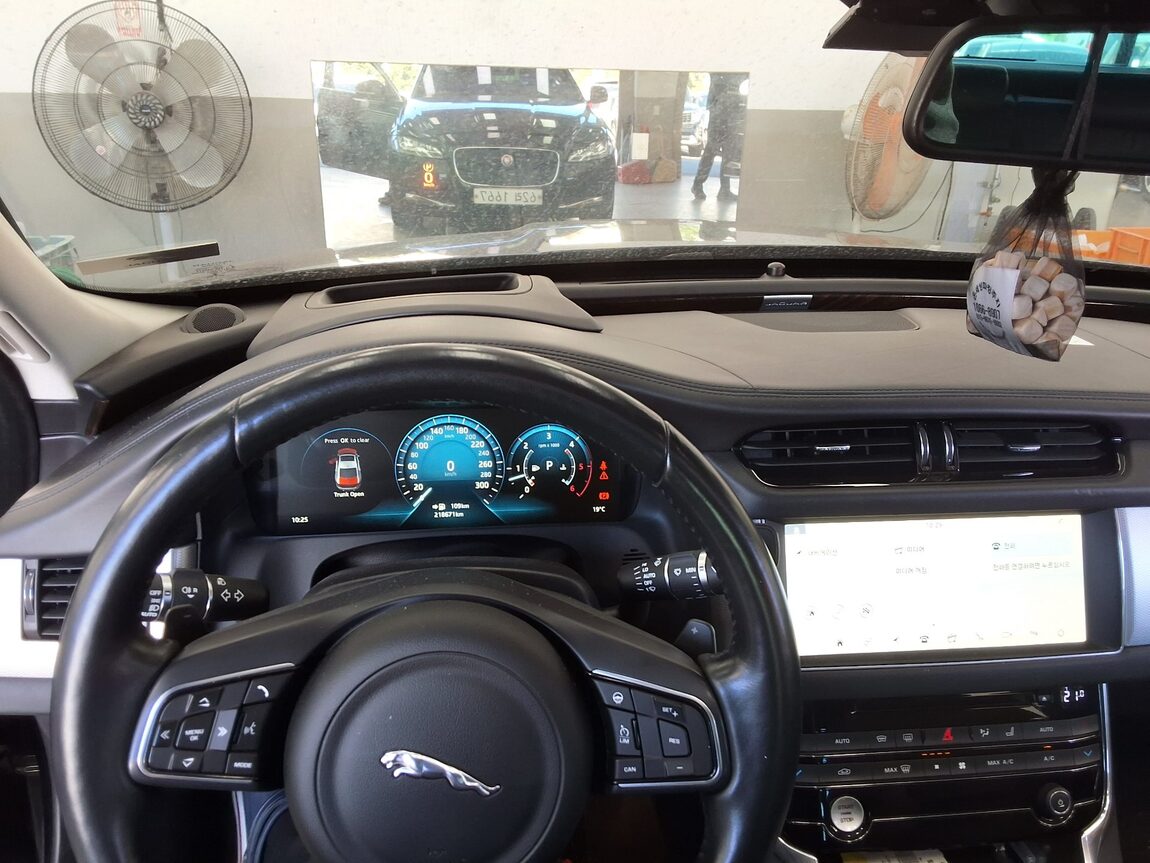 JAGUAR XF (2ND GEN) 3.0 30d PORTFOLIO 2017 - zdjęcie 17