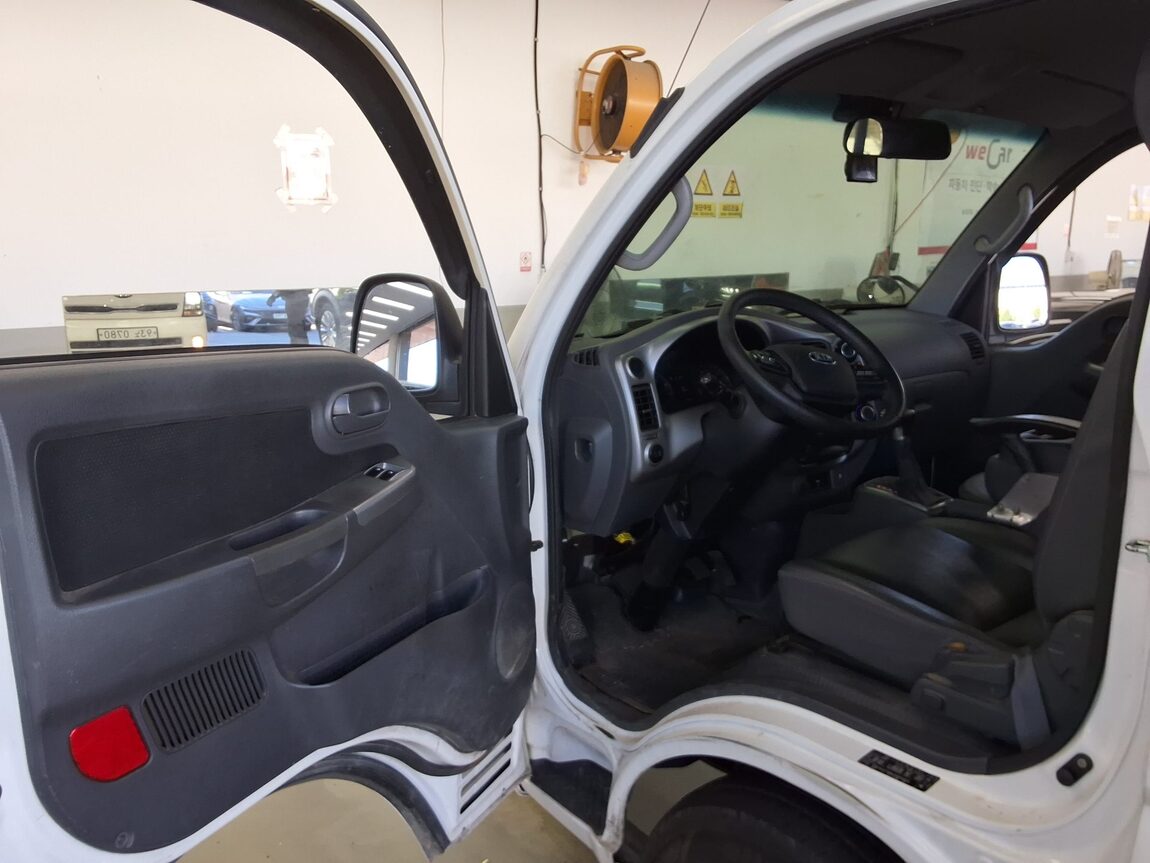 KIA THE NEW BONGO III CARGO 1 TON KING CAB EXTRA LONG WHEELBASE GL 2020 - zdjęcie 10