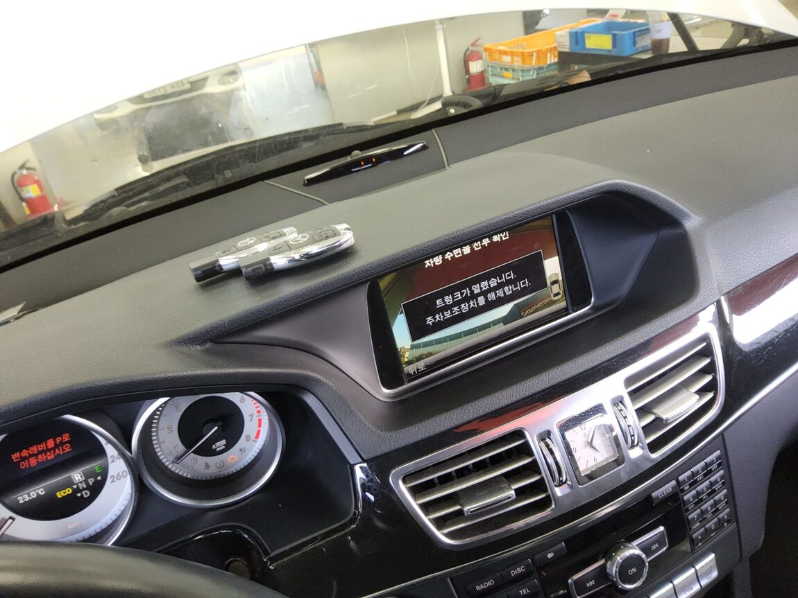 MERCEDES-BENZ E-CLASS (4TH GEN) E300 AVANTGARDE 2014 - zdjęcie 17