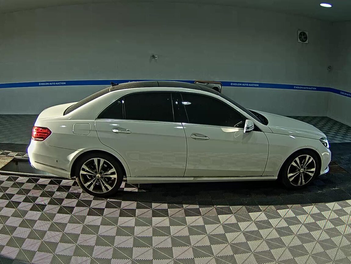 MERCEDES-BENZ E-CLASS (4TH GEN) E300 AVANTGARDE 2014 - zdjęcie 4