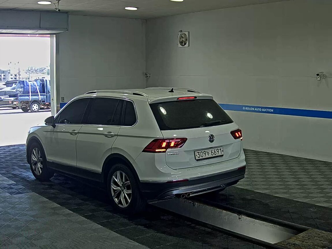 VOLKSWAGEN TIGUAN (2ND GEN) 2.0 TDI PREMIUM 2018 - zdjęcie 6