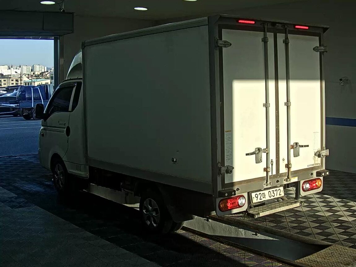 HYUNDAI PORTER II HIGH-ROOF FREEZER BOX TRUCK SUPER CAB TWIN COMPRESSOR 2018 - zdjęcie 6