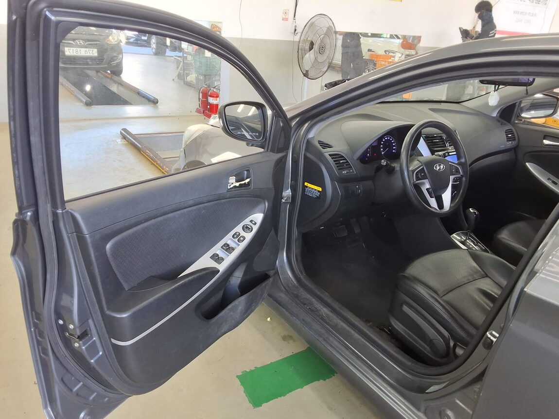 HYUNDAI NEW ACCENT 1.4 VVT PREMIER 2012 - zdjęcie 10