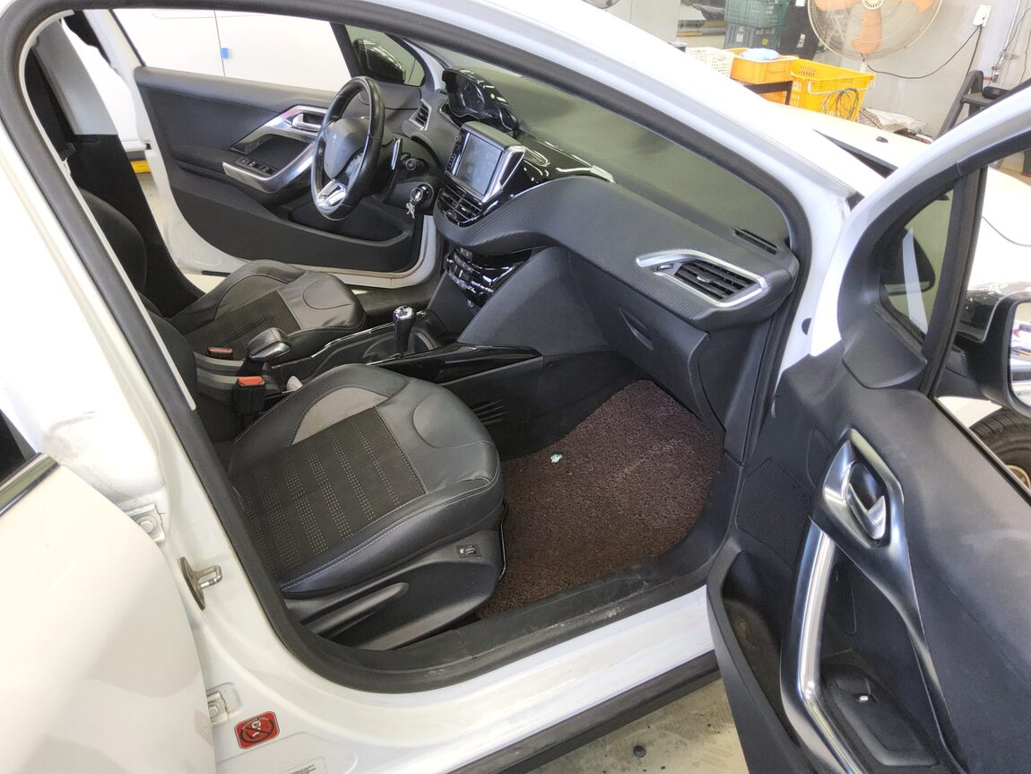 PEUGEOT 2008 1.6 e-HDi ALLURE 2015 - zdjęcie 14