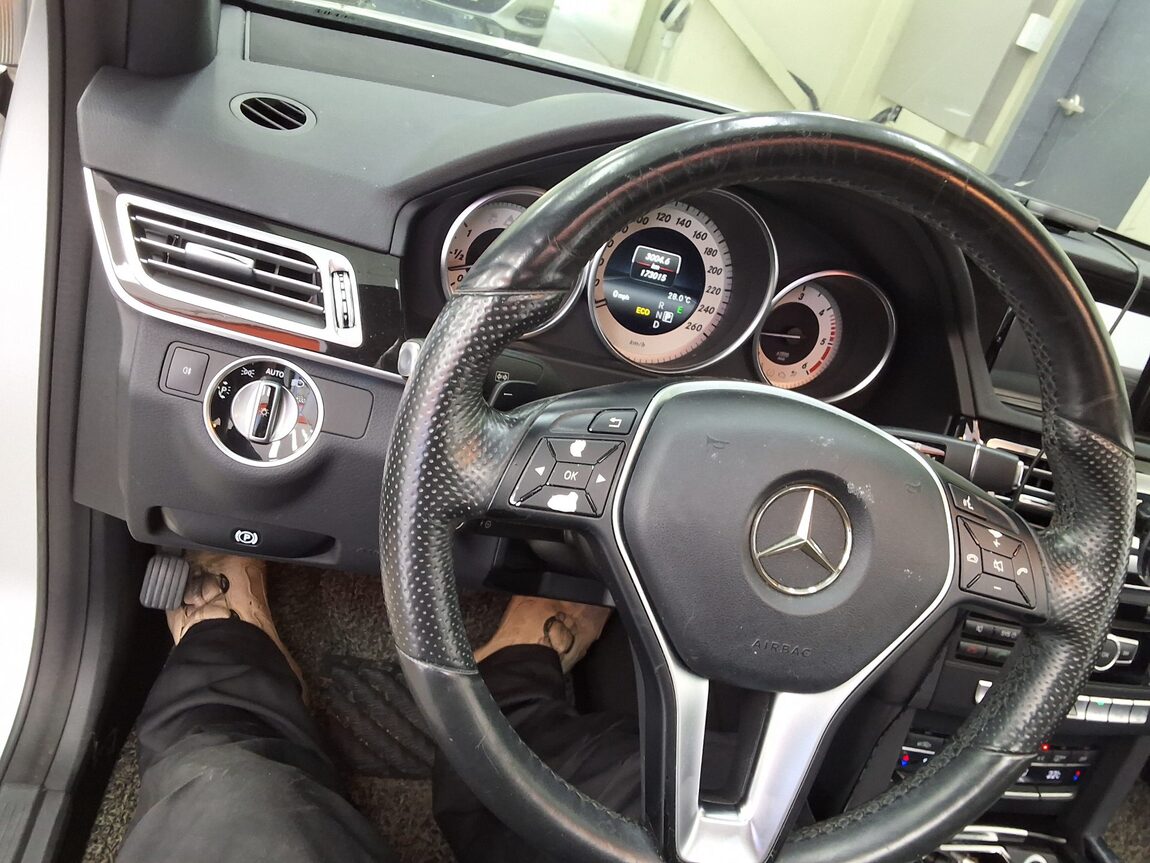 MERCEDES-BENZ E-CLASS (4TH GEN) E220 CDI BLUETEC AVANTGARDE 2015 - zdjęcie 23